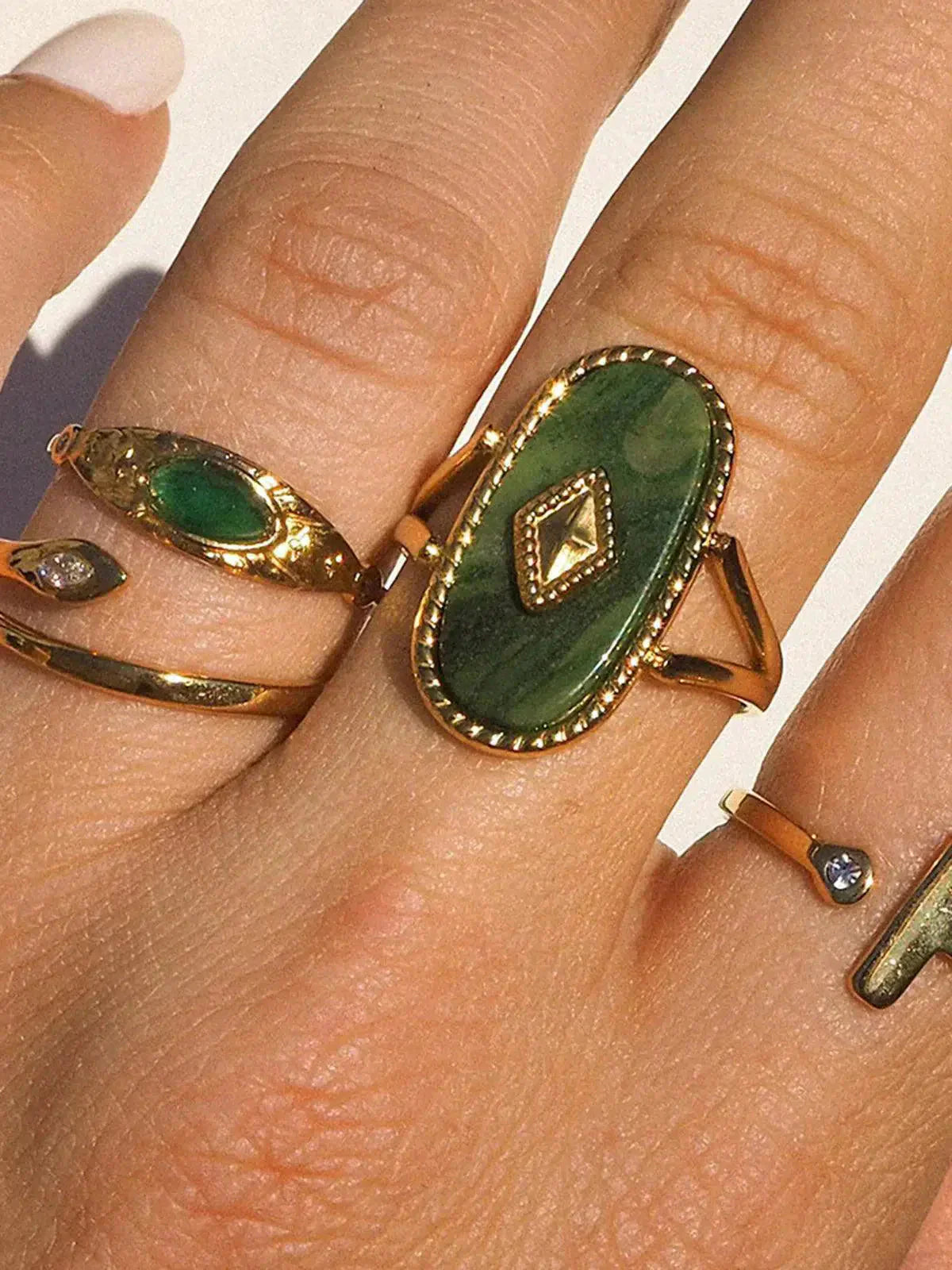 Amaris – Kamienne akcenty – Elegancka obrączka