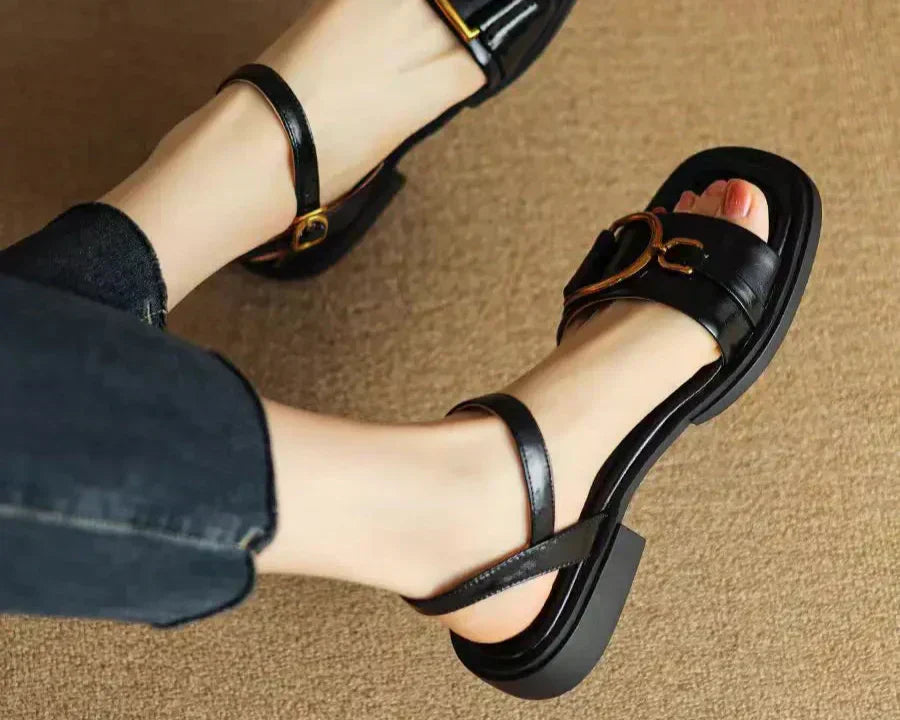 Amara - Płaskie sandały z klamrą